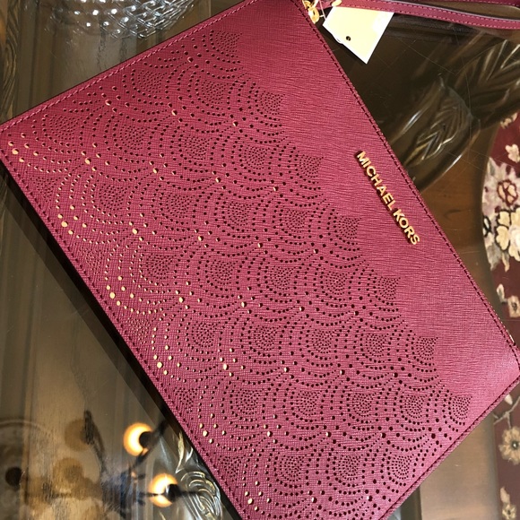 Michael Kors jet set travel perforated xl clutch - Picture 3 of 8